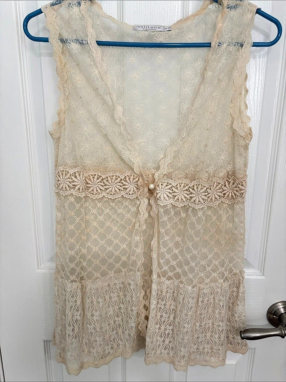 Solitaire Floral Lace Vest Top in Cream Size Medium